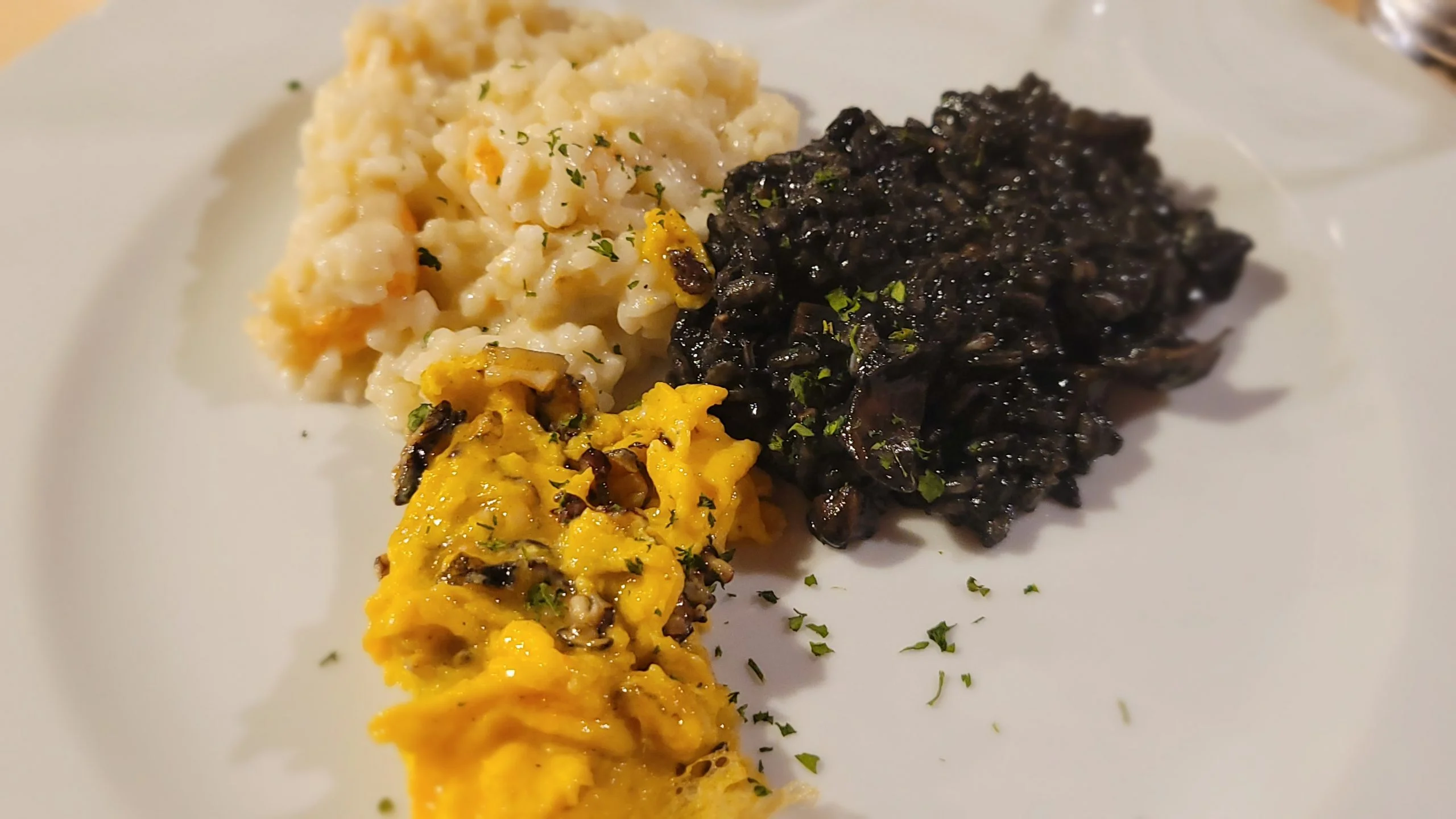 Konoba Rab, smještena u samom srcu starog grada. Ovaj skriveni dragulj nudi izvrsnu lokalnu hranu koju mještani rado preporučuju već 27 godina. Domaćini restorana sami love ribu pa je dnevni ulov redovito uključen u jelovnik. Jedno od jela koje morate kušati je sušena hobotnica (ali budite spremni dugo ju žvakati!). Rapskog štoklja (hobotnicu) suše na buri, čime se ističe njezin okus, a konoba Rab jedna je od rijetkih na otoku u kojoj ćete je moći kušati u kombinaciji s jajima. Osim toga, ne propustite jela koja se pripremaju pod pekom, koja su također nevjerojatno ukusna, a pripremaju se po narudžbi.