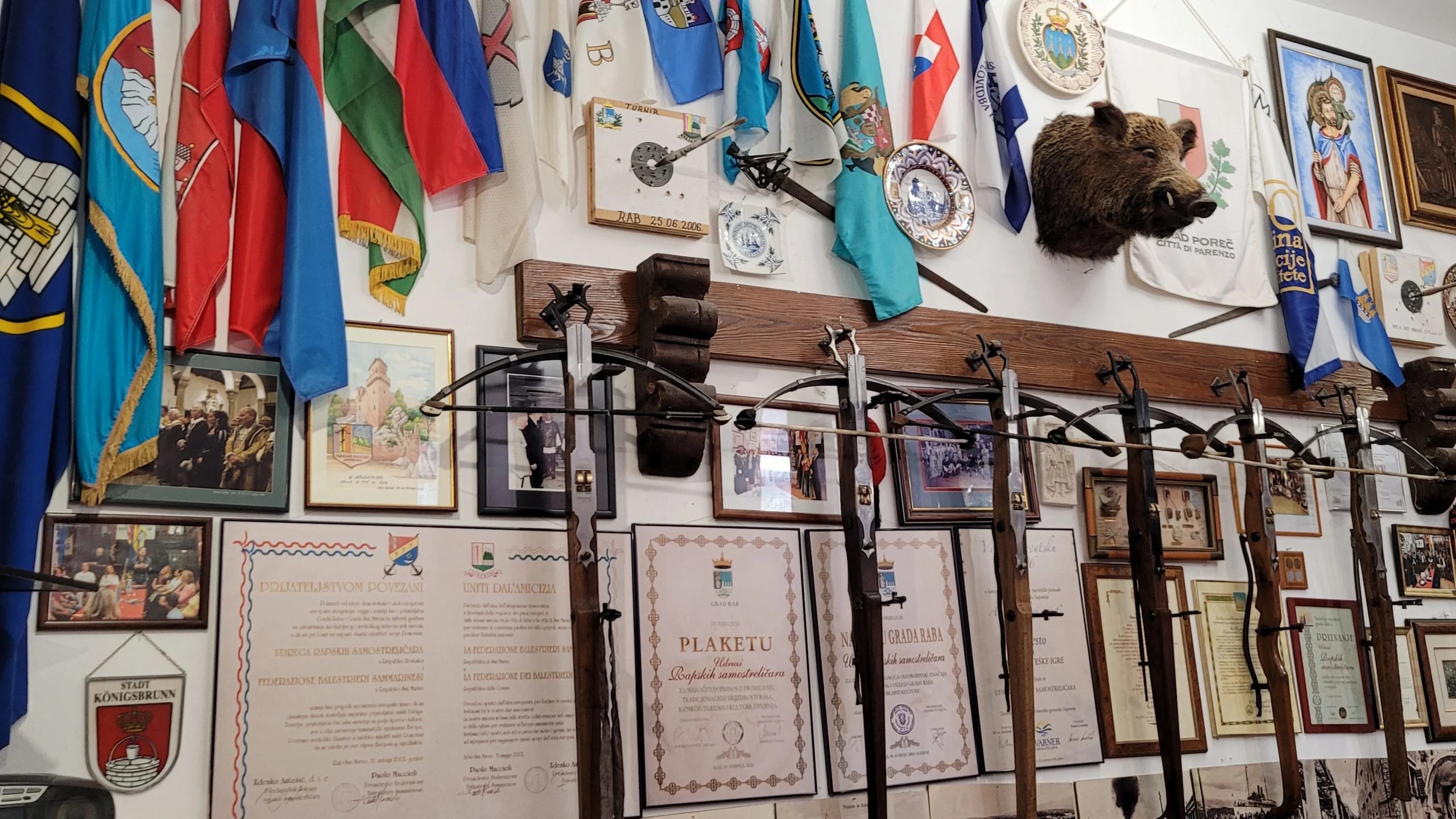 Ako ste avanturističkog duha i željni upoznavanja lokalne kulture, posjetite udrugu samostreličara na otoku Rabu. Ova udruga osnovana je s ciljem očuvanja tradicije rapskog samostrela, oružja koje su Rabljani koristili u ratovima i obrani otoka još u 11. stoljeću! U prostoru udruge možete razgledati fascinantnu kolekciju različitih vrsta samostrela, strelica, uniformi i drugog oružja kojima su se Rabljani koristili u obrani grada i galija u bitci kod Lepanta. No, udruga samostreličara ne nudi samo uvid u povijest; njihov cilj je obnova kulturno-povijesne baštine te promocija rapskog i hrvatskog turizma. Zabavite se i naučite nešto novo!