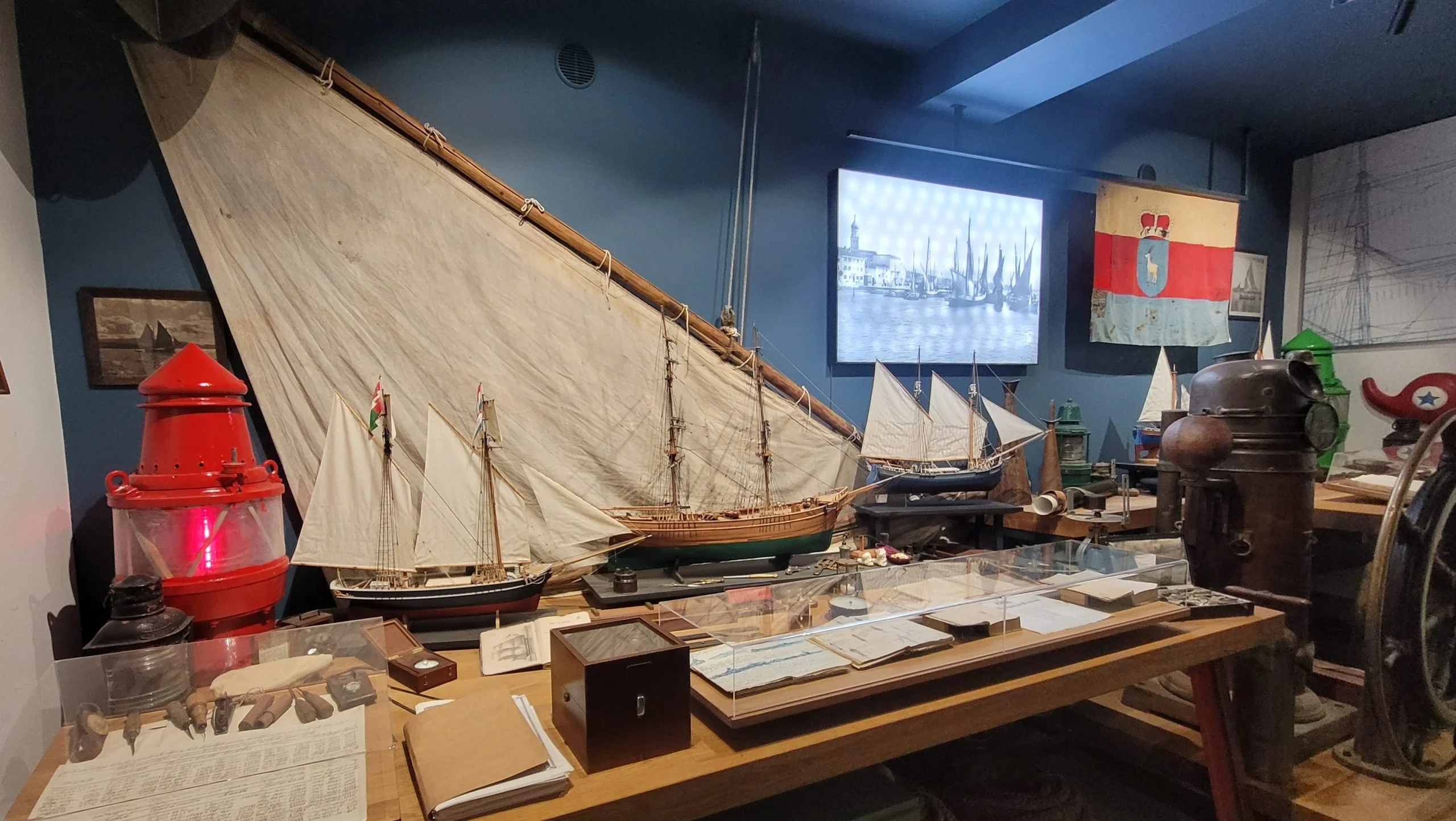 Ako ste ljubiteljI pomorske baštine, preporučujemo da posjetite interpretacijski centar maritimne baštine koji otkriva dugu i bogatu pomorsku tradiciju otoka Krka. Centar se sastoji od maketarnice opremljene radionicom i izložbenog prostora s maketama brodova brodomaketara i kolekcionara Željka Skomeršića.