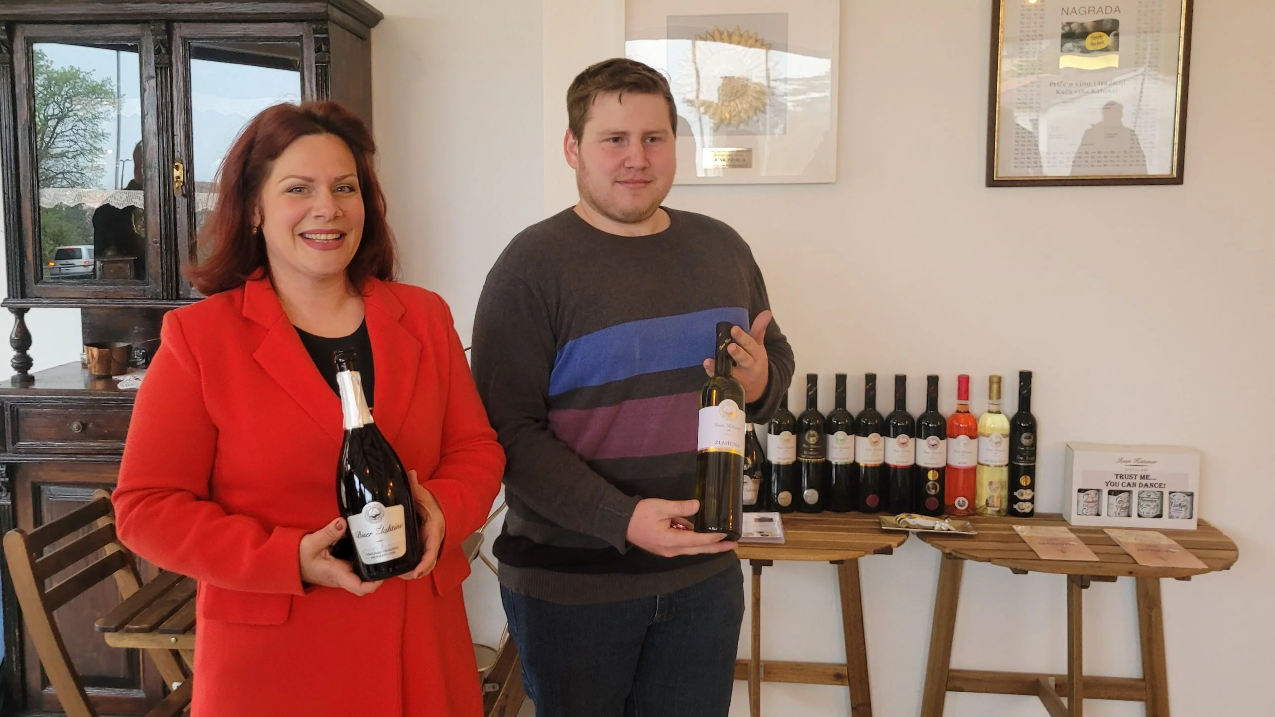Vinarstvo je na Krku tradicija koja seže daleko u prošlost, a danas se s ponosom nastavlja u jednoj od vinarija – Kući vina Ivan Katunar, smještenoj na samom ulazu u mjesto Vrbnik.Prve butelje iz berbe datirane 1989. godine bile su početak komercijalizacije obiteljske vinske priče. Danas, Ivan Katunar sa svojom suprugom Egle nastavlja ovu vinsku priču kako bi ukazao na važnost vina u svakodnevnom životu. Vinogradi se nalaze u vrbničkom polju i na lokalitetu Krasina, a uzgajaju se najpopularnije autohtone sorte grožđa poput žlahtine, sansigota te druge kao što su muškat žuti i chardonnay. Uzimajući u obzir različite okuse i preferencije posjetitelja, vinarija nudi razne vrste vina, od svježe žlahtine do pjenušaca, a tu su i pošip, rakije i likeri koji će zadovoljiti i najzahtjevnije nepce.