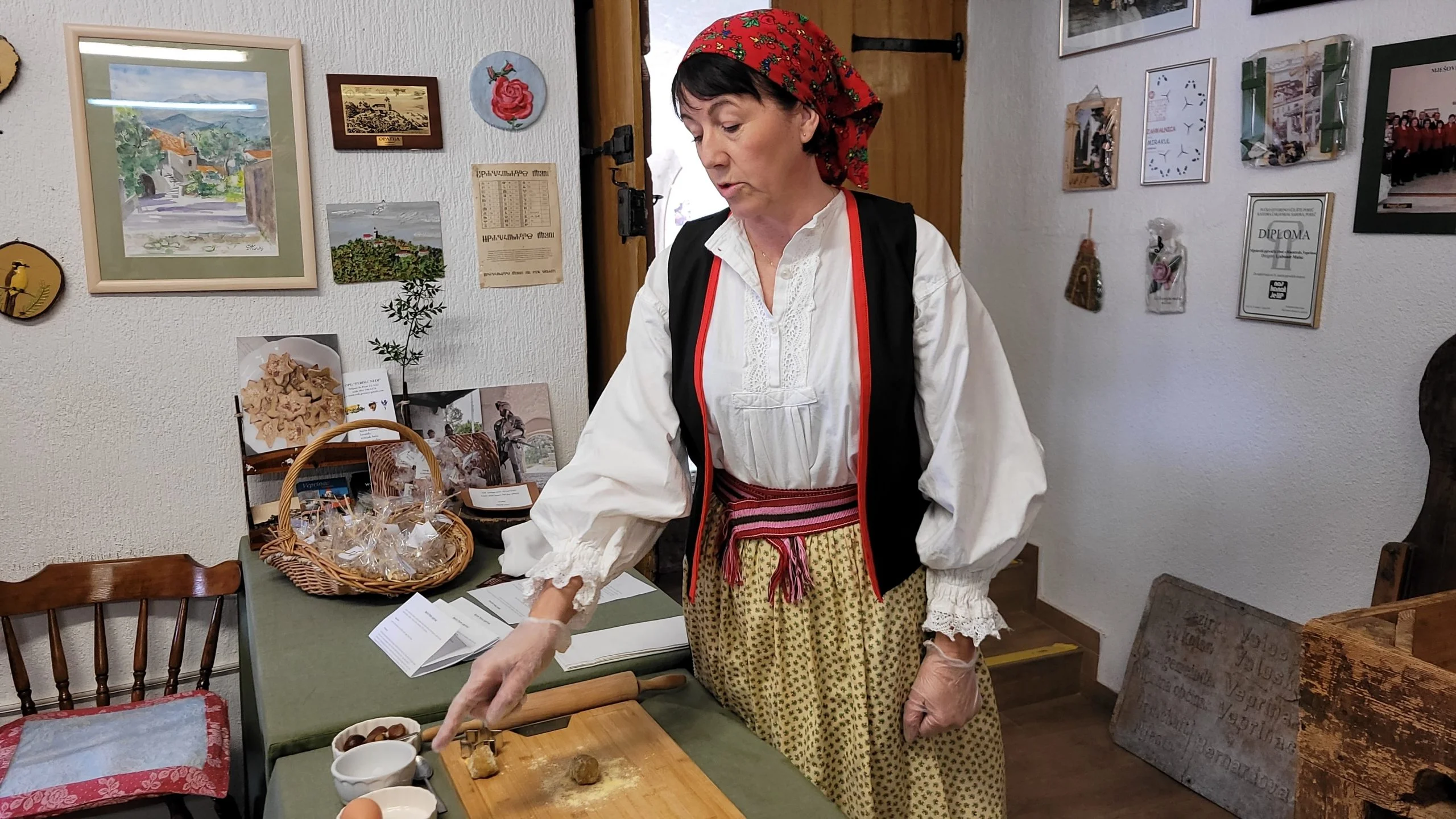 Kada posjetite Veprinac, ne propustite posjetiti Etno zbirku u općinskoj kući „komunšćici“ gdje možete razgledati nevjerojatnu zbirku od dvjestotinjak predmeta koji opisuju život mještana u prošlosti. Demonstracija izrade kolačića nazvanih po Elizabeti (Beti), posljednjoj gospodarici veprinačkoga kraja, oduševit će vas i otkriti vam tradicionalnu gastronomiju ovog područja.