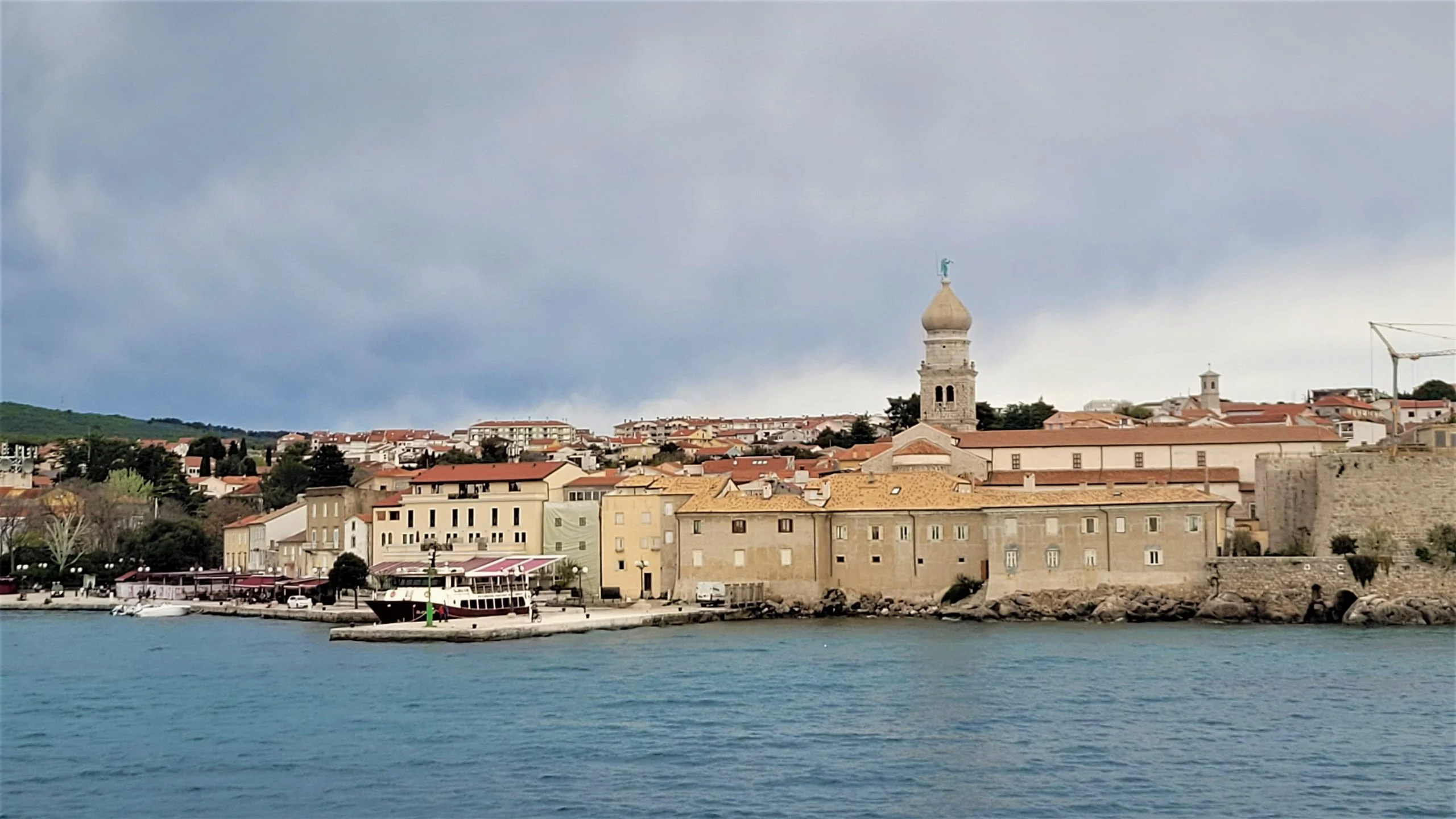 Otok Krk, poznat i kao „zlatni otok“ zbog ugodne klime, povoljnog zemljopisnog položaja i kulturnih raznolikosti, jedan je od najpopularnijih turističkih odredišta u Hrvatskoj, ali ne bez razloga! Ovaj otok nudi mnogo više od prekrasnih plaža i kristalno čistog mora – on je prava riznica kulturnih i povijesnih spomenika. Glavni grad otoka, istoimeni Krk, privlači pažnju svojom prepoznatljivom vizurom zvonika katedrale u gotičkom stilu, izgrađena u 16. stoljeću. Međutim, ono što čini ovaj otok posebnim je njegova sudbinska povezanost s brojkom sedam. Naime, u sedmom stoljeću su ga naselili Hrvati, sedam je puta bio uspješno obranjen od gusara, a danas ima čak sedam središta! Također, otok obiluje vrijednim dokumentima pisanim hrvatskim jezikom, a najstariji među njima je Bašćanska ploča.Grad Krk je posebno zanimljiv zbog svoje reprezentativne srednjovjekovne baštine koja je nastala tijekom venecijanske dominacije na ovim prostorima. Frankopanski kaštel, jedan od najvažnijih povijesnih spomenika na otoku Krku, predstavlja vrijedan dio kulturnog naslijeđa ovog područja.